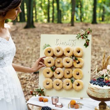 Mur à donuts en bois naturel - 45 x 55 cm