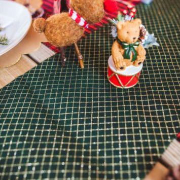 Chemin de table croisillon intissé vert et paillettes or