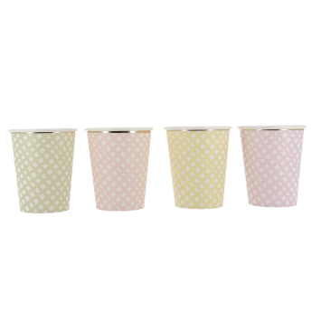 Gobelets en carton vichy pour une table de Pâques colorée | jourdefete.com