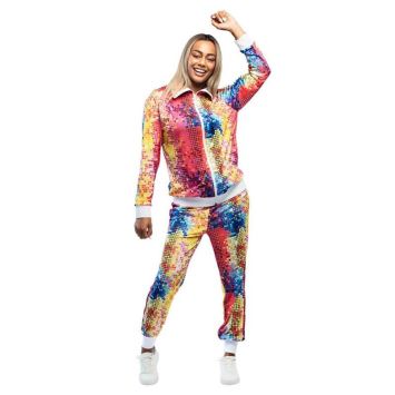 Femme souriante portant un survêtement disco multicolore avec effet pailleté et col blanc.