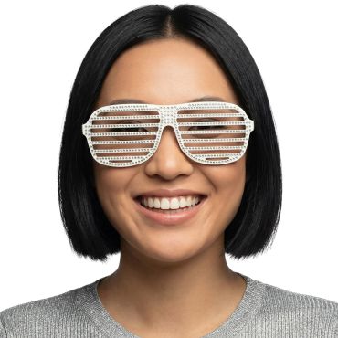 Femme souriante portant des lunettes à grilles festives décorées de strass | jourdefete.com Femme souriante portant des lunettes à grilles festives décorées de strass | jourdefete.com