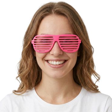 Femme souriante portant des lunettes obturateur rose fluo pour une soirée à thème | jourdefete.com Femme souriante portant des lunettes obturateur rose fluo pour une soirée à thème | jourdefete.com