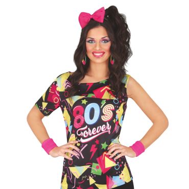 Femme déguisée avec un T-shirt coloré imprimé “80’s Forever” pour soirée années 80 | jourdefete.com Femme déguisée avec un T-shirt coloré imprimé “80’s Forever” pour soirée années 80 | jourdefete.com