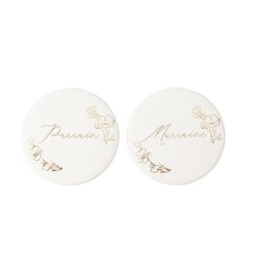 Des badges blancs avec écrit "Parrain" et "Marraine" en doré pour le baptême de votre enfant | jourdefete.com