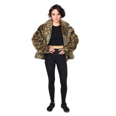 Femme portant une veste épaisse en fausse fourrure avec un motif léopard pour une soirée déguisée | jourdefete.com