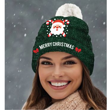 Femme souriante portant le bonnet de Noël vert pailleté avec motif Père Noël et pompon blanc | jourdefete.com Femme souriante portant le bonnet de Noël vert pailleté avec motif Père Noël et pompon blanc | jourdefete.com