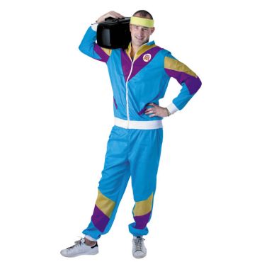 Homme déguisé en sportif des années 80, portant un survêtement bleu rétro avec bandeaux fluo et un poste radio sur l’épaule. Homme déguisé en sportif des années 80, portant un survêtement bleu rétro avec bandeaux fluo et un poste radio sur l’épaule.