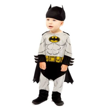 Bébé déguisé en petit super-héros avec combinaison grise et noire, logo chauve-souris jaune sur la poitrine, cape noire et bonnet assorti. Bébé déguisé en petit super-héros avec combinaison grise et noire, logo chauve-souris jaune sur la poitrine, cape noire et bonnet assorti.