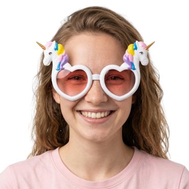 Femme souriante portant des lunettes de soleil blanches en forme de cœur ornées de petites licornes multicolores | jourdefete.com