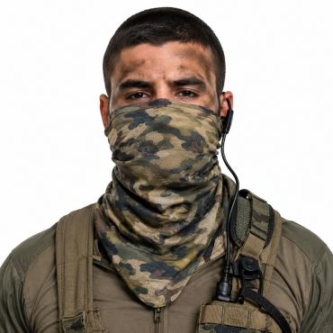 Gros plan d'un homme en tenue de combat portant un bandana de camouflage militaire sur le visage | jourdefete.com