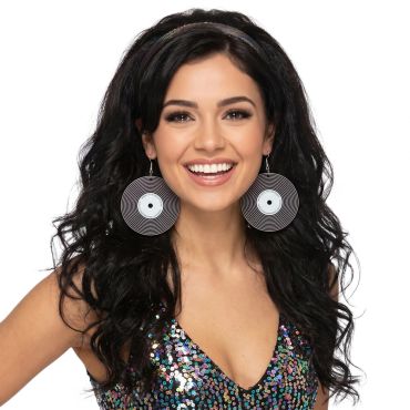 Femme souriante avec un bandeau pailleté et de grandes boucles d'oreilles disco en forme de disques vinyles rétro | jourdefete.com Femme souriante avec un bandeau pailleté et de grandes boucles d'oreilles disco en forme de disques vinyles rétro | jourdefete.com
