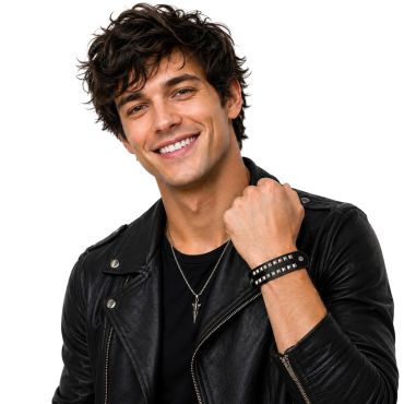 Homme souriant avec un blouson en cuir noir portant un bracelet punk noir à clous argentés | jourdefete.com Homme souriant avec un blouson en cuir noir portant un bracelet punk noir à clous argentés | jourdefete.com
