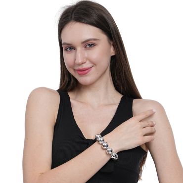 Femme portant un bracelet disco composé de boules à facettes argentées | jourdefete.com Femme portant un bracelet disco composé de boules à facettes argentées | jourdefete.com