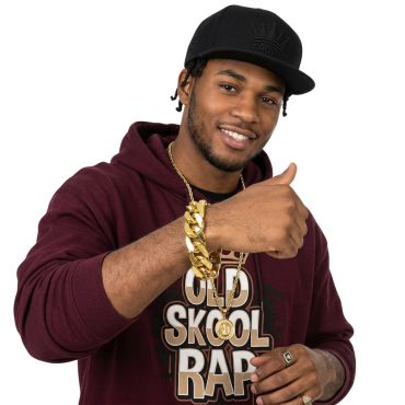 Homme souriant avec une tenue de rappeur et un gros bracelet chaîne en or bling-bling | jourdefete.com Homme souriant avec une tenue de rappeur et un gros bracelet chaîne en or bling-bling | jourdefete.com