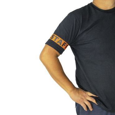 Brassard "Staff" orange et noir sur bras d’un membre d’équipe | jourdefete.com Brassard "Staff" orange et noir sur bras d’un membre d’équipe | jourdefete.com