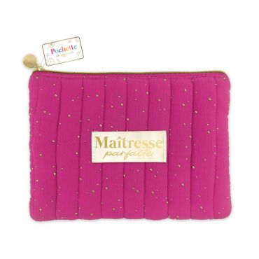 Pochette cadeau rose fuchsia en gaze de coton matelassée avec des pois dorés et l'inscription Maîtresse parfaite pour la fin de l'année scolaire | jourdefete.com Pochette cadeau rose fuchsia en gaze de coton matelassée avec des pois dorés et l'inscription Maîtresse parfaite pour la fin de l'année scolaire | jourdefete.com