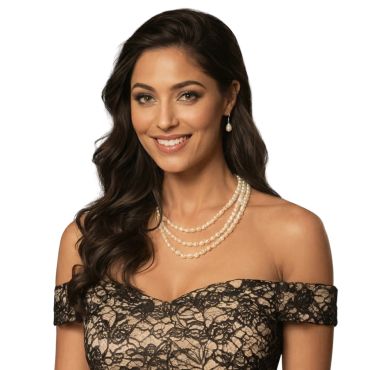 Femme brune souriante portant une parure de bijoux Charleston avec collier à trois rangs de perles et boucles d'oreilles | jourdefete.com