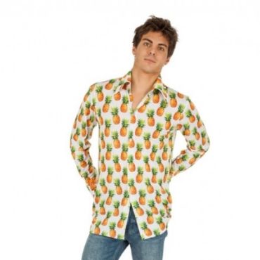 Homme portant une chemise blanche à manches longues avec imprimé d’ananas jaunes et verts, associée à un jean. Homme portant une chemise blanche à manches longues avec imprimé d’ananas jaunes et verts, associée à un jean.