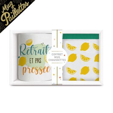 Coffret cadeau mug et chaussettes motif citrons “Retraitée et pas pressée” | jourdefete.com Coffret cadeau mug et chaussettes motif citrons “Retraitée et pas pressée” | jourdefete.com