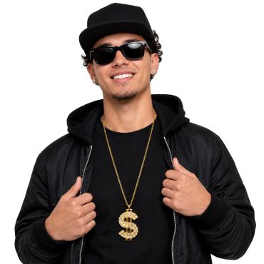 Jeune homme souriant portant une casquette noire, des lunettes de soleil et le collier dollar doré avec strass scintillants | jourdefete.com
