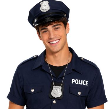 Homme souriant en costume de policier portant un collier avec une plaque argentée | jourdefete.com Homme souriant en costume de policier portant un collier avec une plaque argentée | jourdefete.com