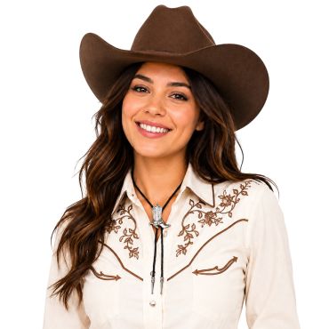 Femme souriante portant un collier avec une botte de santiag | jourdefete.com Femme souriante portant un collier avec une botte de santiag | jourdefete.com