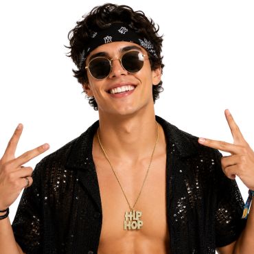 Homme souriant avec lunettes de soleil portant un collier doré avec pendentif écrit Hip Hop | jourdefete.com Homme souriant avec lunettes de soleil portant un collier doré avec pendentif écrit Hip Hop | jourdefete.com