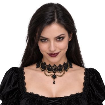 Femme portant un collier ras-de-cou gothique en dentelle noire avec une pierre suspendue pour Halloween | jourdefete.com