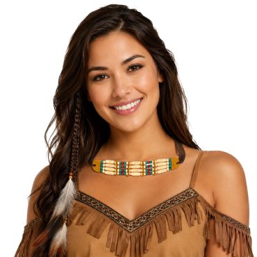Femme souriante portant un collier ras-de-cou de style amérindien avec perles colorées et robe à franges | jourdefete.com
