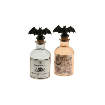 Avec la bouteille ayant un capuchon en forme de chauve-souris, vous pouvez préparer de délicieuses potions et les stocker avant de les faire goûter à vos convives | jourdefete.com Avec la bouteille ayant un capuchon en forme de chauve-souris, vous pouvez préparer de délicieuses potions et les stocker avant de les faire goûter à vos convives | jourdefete.com