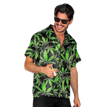 Homme souriant portant une chemise noire à motifs feuilles de cannabis vertes et lunettes de soleil. Homme souriant portant une chemise noire à motifs feuilles de cannabis vertes et lunettes de soleil.