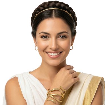 Femme souriante portant un bracelet doré en forme de serpent enroulé autour de son poignet | jourdefete.com Femme souriante portant un bracelet doré en forme de serpent enroulé autour de son poignet | jourdefete.com