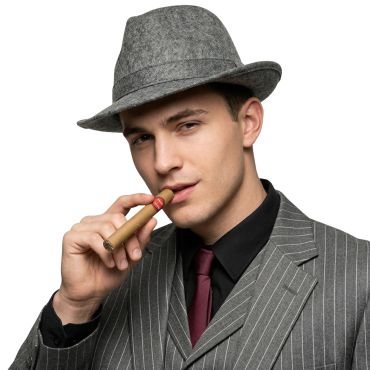 Homme portant un costume de gangster et fumant un faux cigare réaliste | jourdefete.com