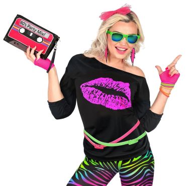 T-shirt noir ample à col asymétrique imprimé d'un motif de lèvres roses fluo porté par un mannequin déguisé pour une soirée années 80 | jourdefete.com T-shirt noir ample à col asymétrique imprimé d'un motif de lèvres roses fluo porté par un mannequin déguisé pour une soirée années 80 | jourdefete.com