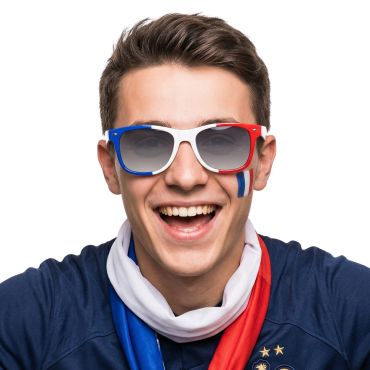 Homme souriant portant des lunettes de supporter aux couleurs du drapeau français bleu blanc rouge | jourdefete.com Homme souriant portant des lunettes de supporter aux couleurs du drapeau français bleu blanc rouge | jourdefete.com