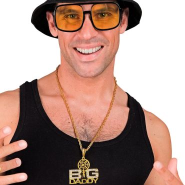 Homme portant un collier doré “BIG DADDY” et lunettes ambrées | jourdefete.com Homme portant un collier doré “BIG DADDY” et lunettes ambrées | jourdefete.com
