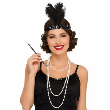 Jeune femme souriante arborant un bandeau noir à plumes, un collier de perles et un fume-cigarette style années 20 | jourdefete.com