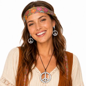 Femme souriante portant un set de bijoux hippie comprenant un grand collier et des boucles d'oreilles Peace and Love | jourdefete.com Femme souriante portant un set de bijoux hippie comprenant un grand collier et des boucles d'oreilles Peace and Love | jourdefete.com