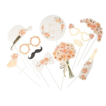Un kit de 11 accessoires pour photobooth afin de faire des photos lors de votre mariage | jourdefete.com Un kit de 11 accessoires pour photobooth afin de faire des photos lors de votre mariage | jourdefete.com