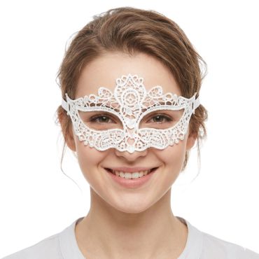 Femme souriante portant un masque loup élégant en dentelle blanche ajourée | jourdefete.com