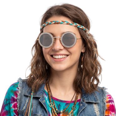 Femme portant des lunettes rondes style hippie avec des strass autour des verres | jourdefete.com Femme portant des lunettes rondes style hippie avec des strass autour des verres | jourdefete.com