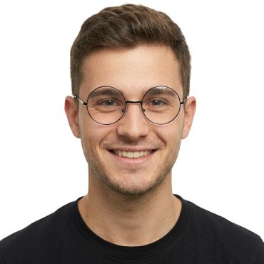 Homme souriant portant des lunettes rondes à fine monture noire | jourdefete.com Homme souriant portant des lunettes rondes à fine monture noire | jourdefete.com