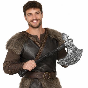 Homme souriant avec costume de guerrier viking en simili-cuir et fourrure tenant une hache médiévale factice argentée et noire de 44cm | jourdefete.com