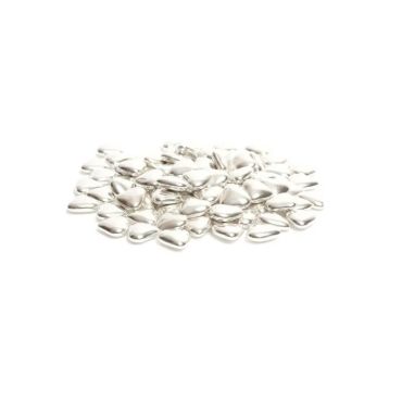Mini dragées en forme de cœur argenté disposées en tas, idéales pour décoration de table et contenants à dragées lors de mariages et cérémonies. Mini dragées en forme de cœur argenté disposées en tas, idéales pour décoration de table et contenants à dragées lors de mariages et cérémonies.