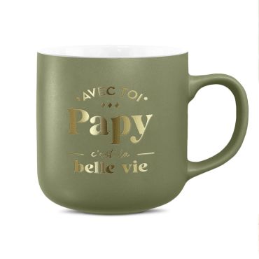 Mug en céramique vert olive mat avec l’inscription dorée « AVEC TOI Papy c'est la belle vie », décoré de motifs géométriques et de petits losanges | jourdefete.com Mug en céramique vert olive mat avec l’inscription dorée « AVEC TOI Papy c'est la belle vie », décoré de motifs géométriques et de petits losanges | jourdefete.com