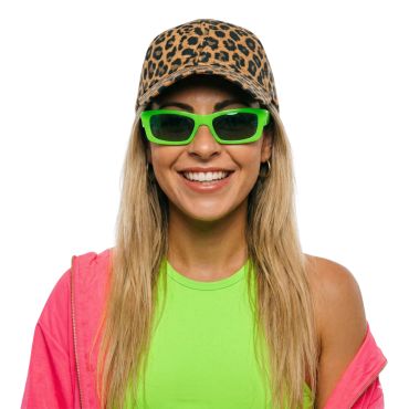 Femme souriante portant une casquette à motif léopard | jourdefete.com Femme souriante portant une casquette à motif léopard | jourdefete.com