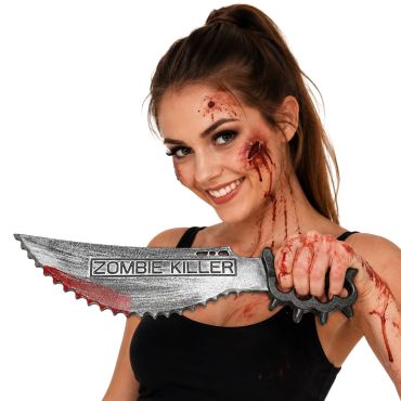 Jeune femme souriante maquillée avec du faux sang tenant un poignard factice Zombie Killer pour Halloween | jourdefete.com Jeune femme souriante maquillée avec du faux sang tenant un poignard factice Zombie Killer pour Halloween | jourdefete.com