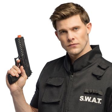 Homme déguisé en agent du SWAT tenant un pistolet automatique noir sonore en plastique | jourdefete.com Homme déguisé en agent du SWAT tenant un pistolet automatique noir sonore en plastique | jourdefete.com