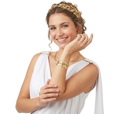 Femme souriante portant une toge blanche avec un bracelet doré en feuilles de laurier de style grec et romain | jourdefete.com