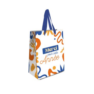 Pochette cadeau colorée "Merci pour cette année" en bleu, orange et jaune avec anses bleues | jourdefete.com Pochette cadeau colorée "Merci pour cette année" en bleu, orange et jaune avec anses bleues | jourdefete.com